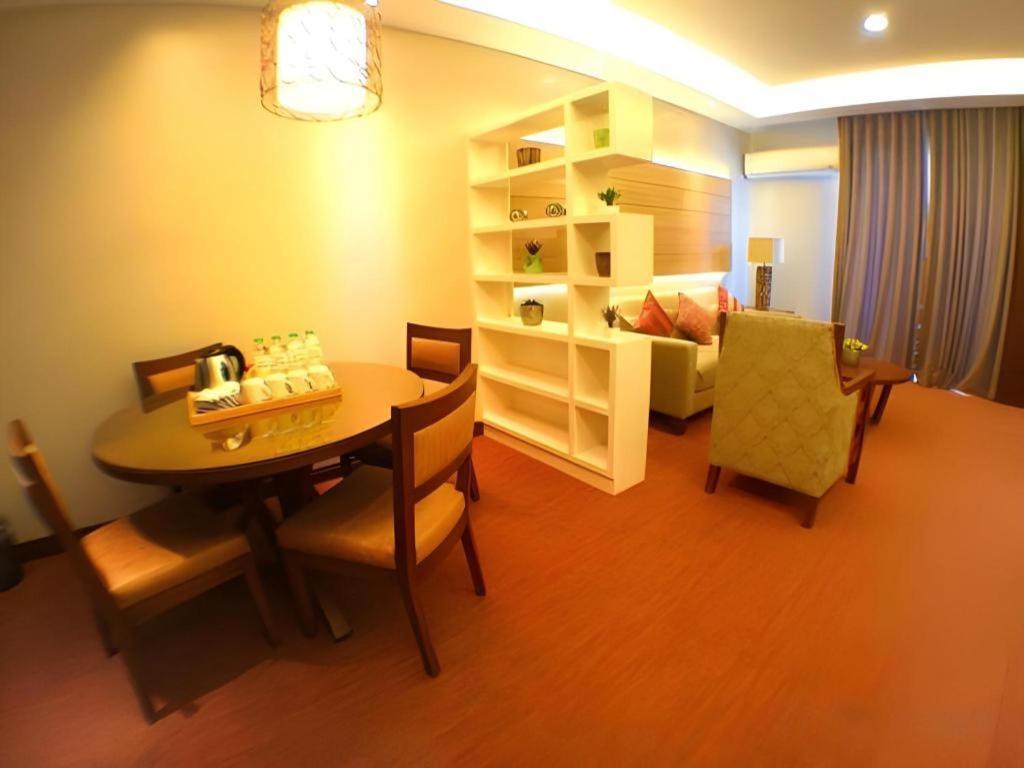 Mansion Garden Hotel Olongapo Exterior foto